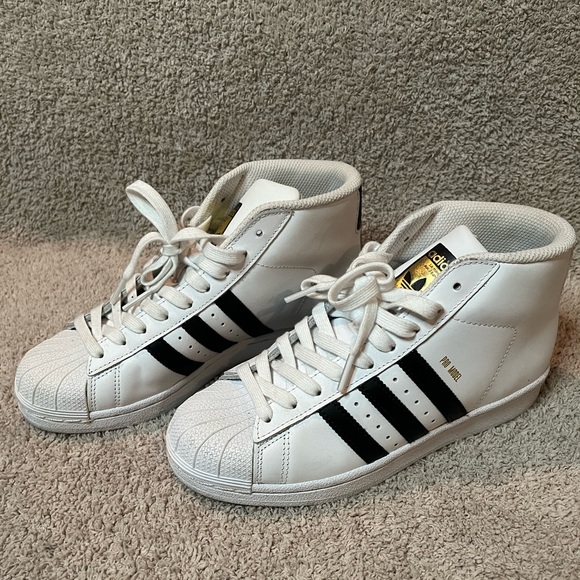 Women’s Addidas Sneakers. - Picture 3 of 5